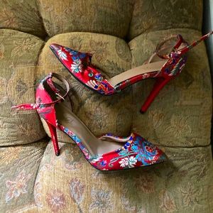 Sexy embroidered red heels!!